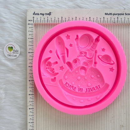 Round Plaque Mould (C) - Astronaut (Space)