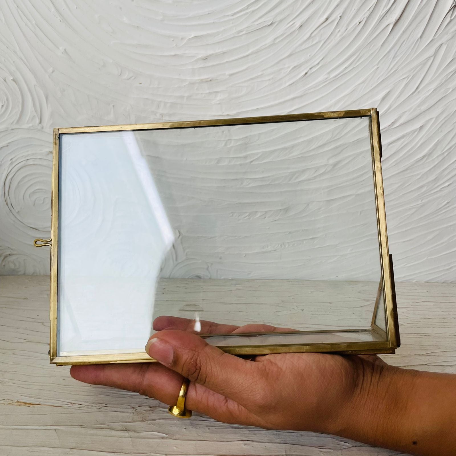 Horizontal Vintage Metal Frame Tulsi Resin Store