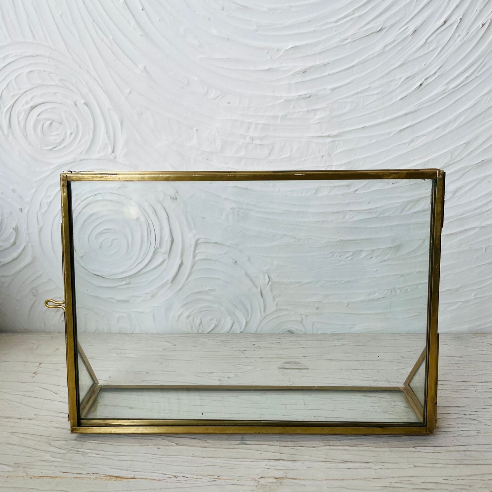 Horizontal Vintage Metal Frame Tulsi Resin Store